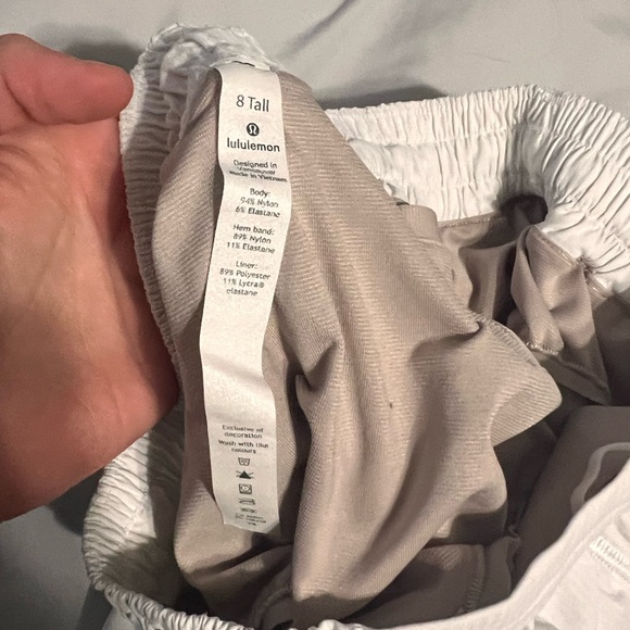 Size 8 Lulu hotty hot shorts low rise 4” - Picture 2 of 3